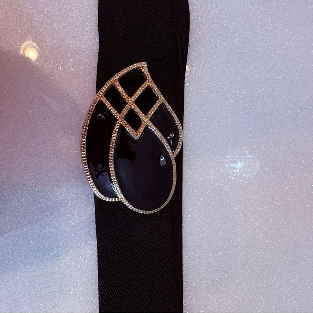Vintage Day-Lor Stretchy Black Belt gold tone metal and back enamel belt buckle